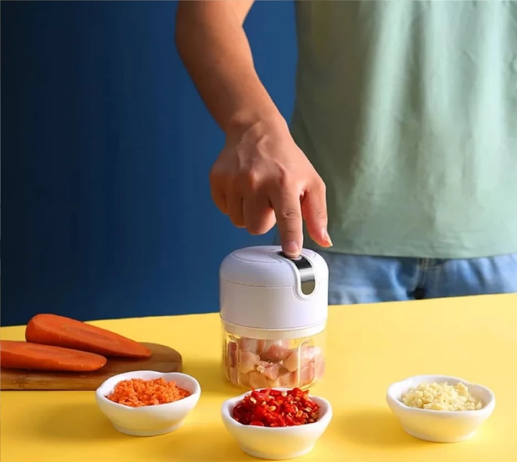 Mini Triturador Elétrico Portátil – Rápido, Prático e Sem Bagunça